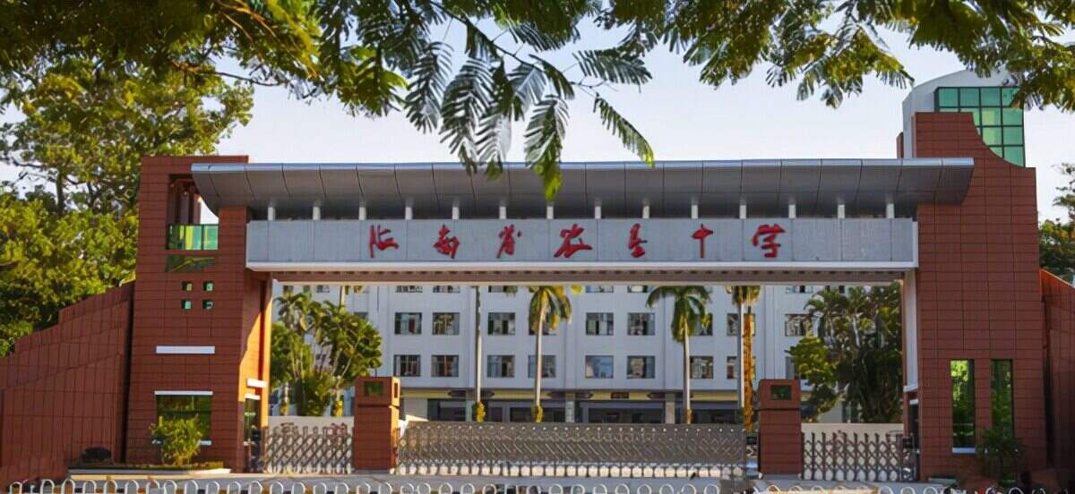 海南省农垦中学位于海口市龙华区滨涯路19号,校园占地面积为162亩