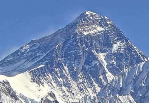 珠穆朗玛峰是地球上最高的山峰,海拔8848米,它位于尼泊尔萨格玛塔地区